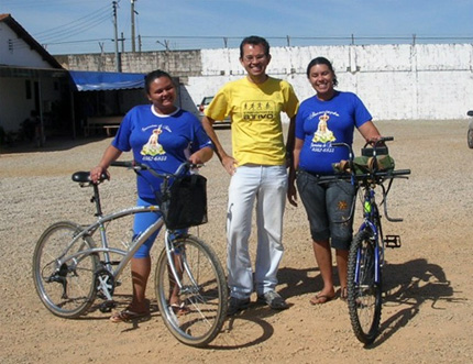 Michelle, Denir e Ana, recebendo as bicicletas