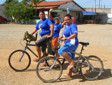 pedalando com bicicletas novas