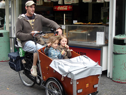 Pai e filhos indo pra escola de bicicleta