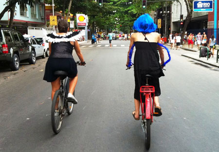 Bicicleta e fantasia de carnaval - Copacabana