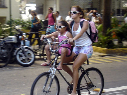 Mãe e Filha de Bicicleta
