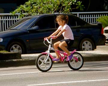 Menina de Bicicleta no Rio